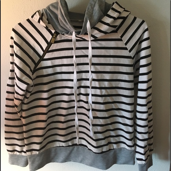 Shein sweatshirt - Picture 2 of 7